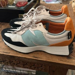 New Balance 327 men’s size 8.5 women’s 10.5